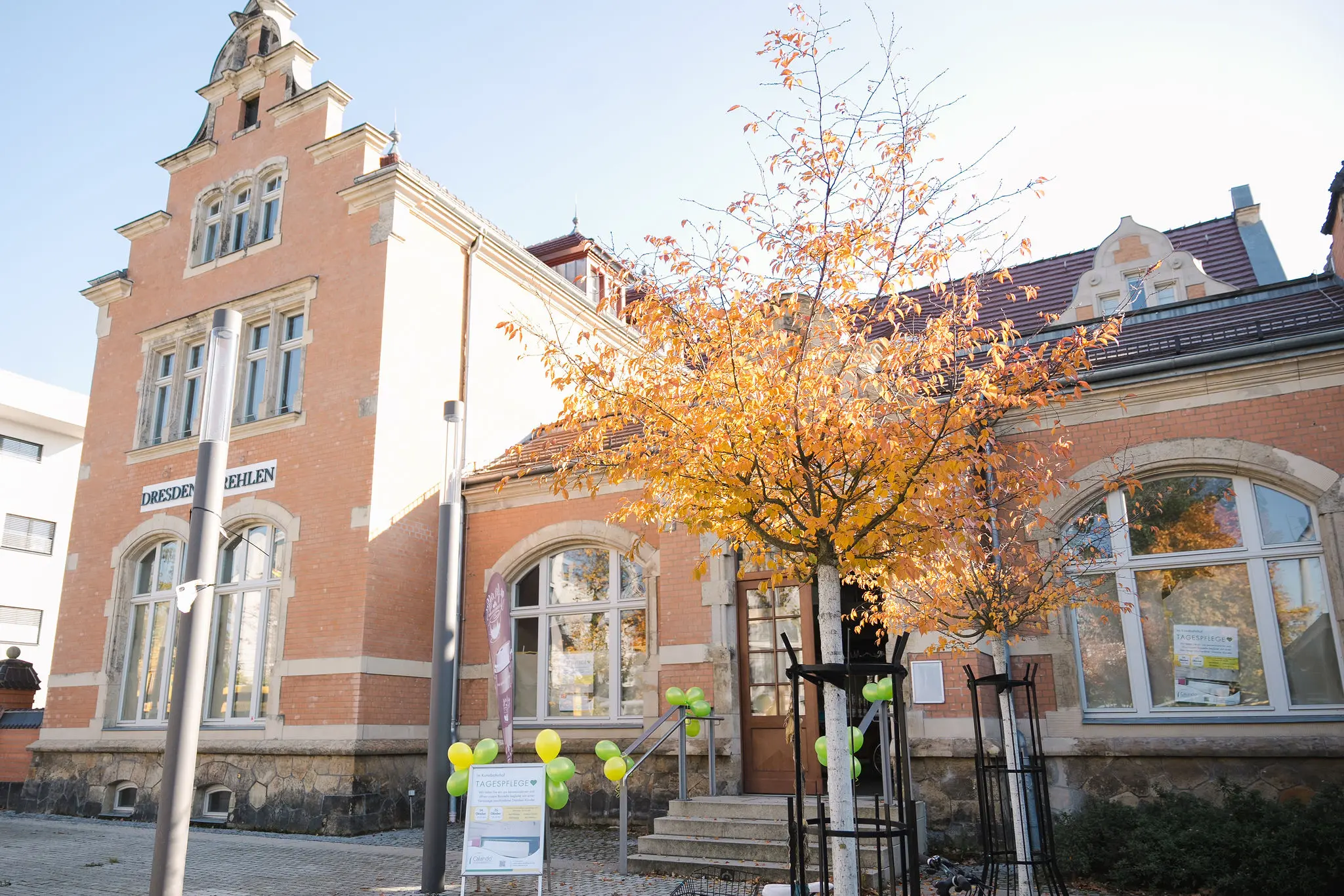Der historische Kunstbahnhof in Dresden-Strehlen im herbstlichen Licht